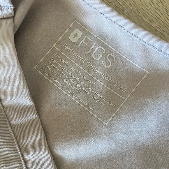 FIGS TWO POCKET SCRUB TOP - Picture 2 of 3